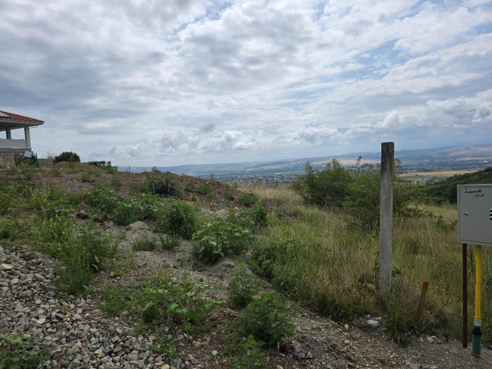 Teren intravilan de vânzare – 1.000 mp, zonă exclusivistă, priveliște superbă.