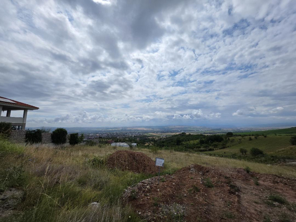 Teren intravilan de vânzare – 1.000 mp, zonă exclusivistă, priveliște superbă.