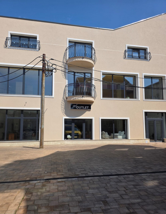 Clădire modernă de închiriat – 850 mp utili, 3 nivele + subsol – Piața Cetate