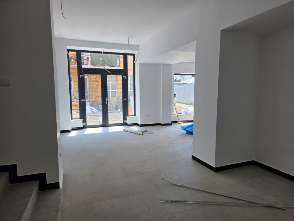 Clădire modernă de închiriat – 850 mp utili, 3 nivele + subsol – Piața Cetate