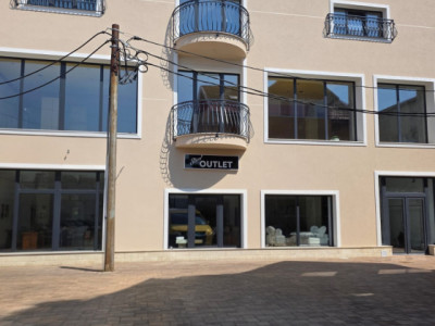 Clădire modernă de închiriat – 850 mp utili, 3 nivele + subsol – Piața Cetate