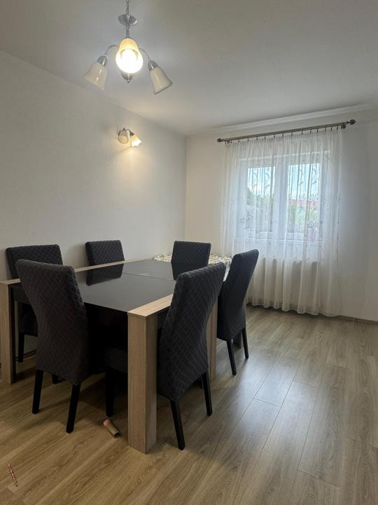 Casă tip înșiruit, D+P+M, 4 camere, garaj, 214 mp teren, zona Centru