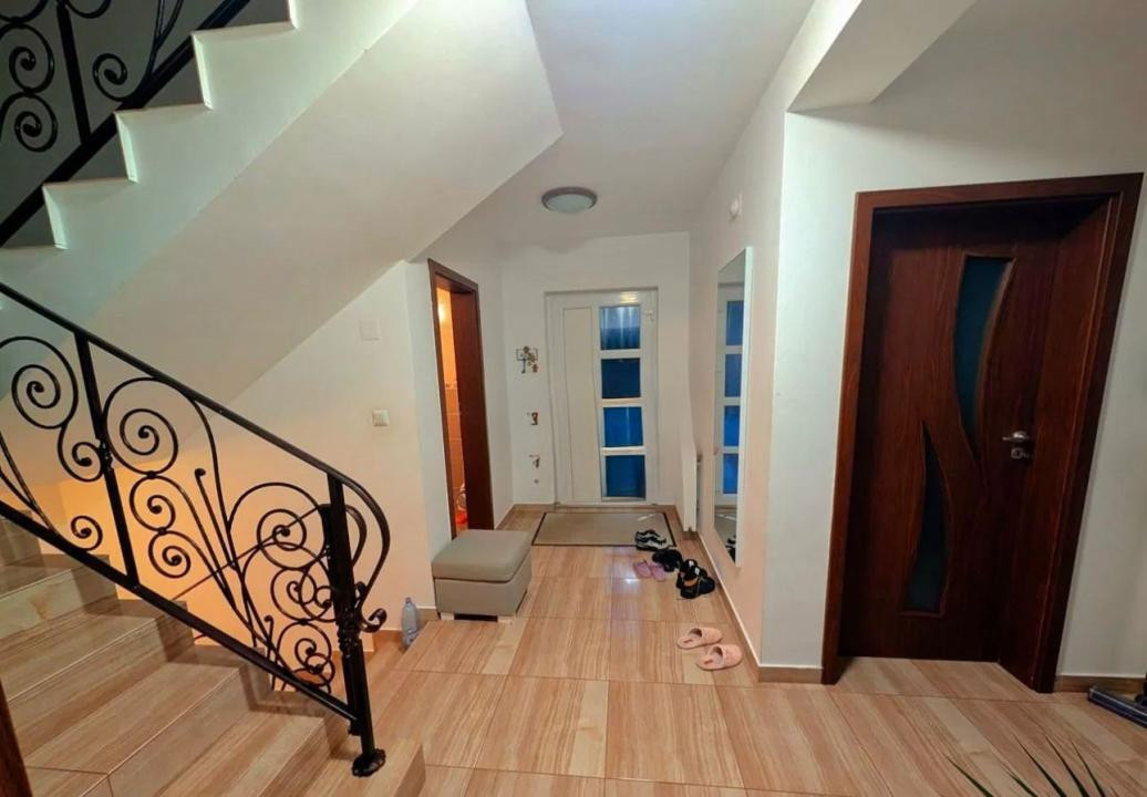 Casă tip înșiruit, D+P+M, 4 camere, garaj, 214 mp teren, zona Centru