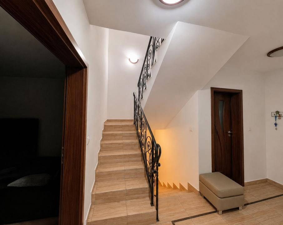 Casă tip înșiruit, D+P+M, 4 camere, garaj, 214 mp teren, zona Centru