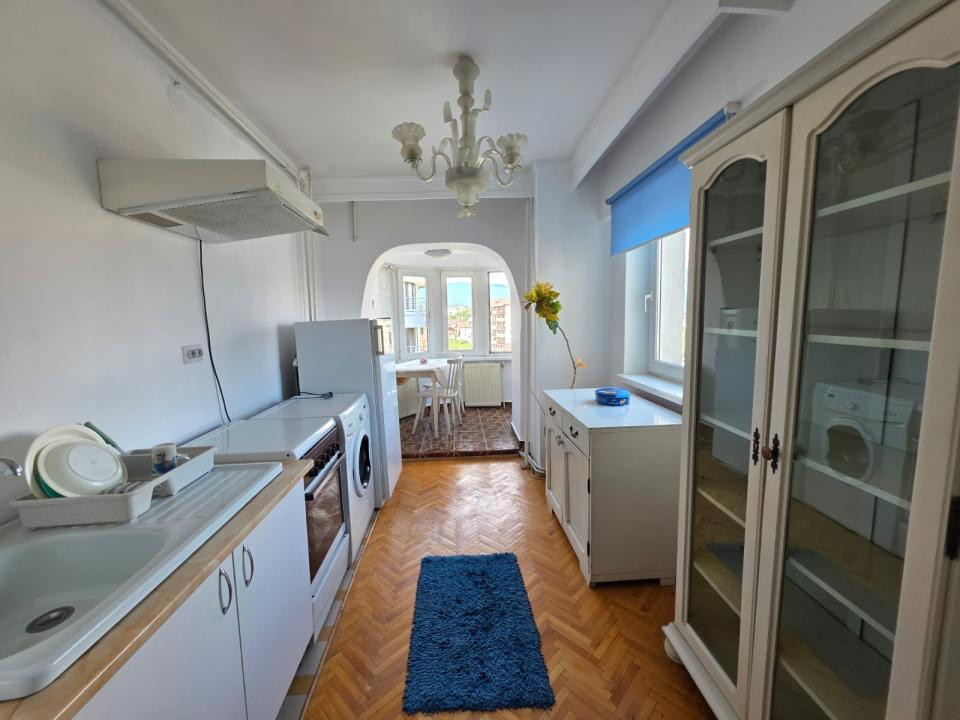 Apartament cu 2 camere, suprafata utila 60 mp., etajul 2, zona ultracentrala.