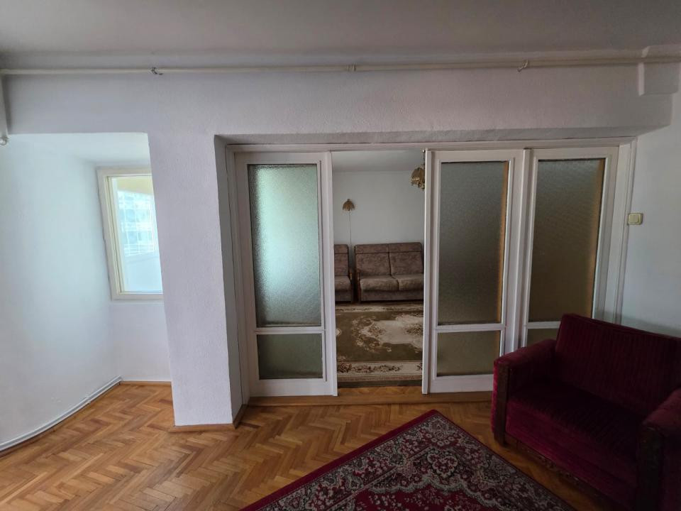 Apartament cu 2 camere, suprafata utila 60 mp., etajul 2, zona ultracentrala.
