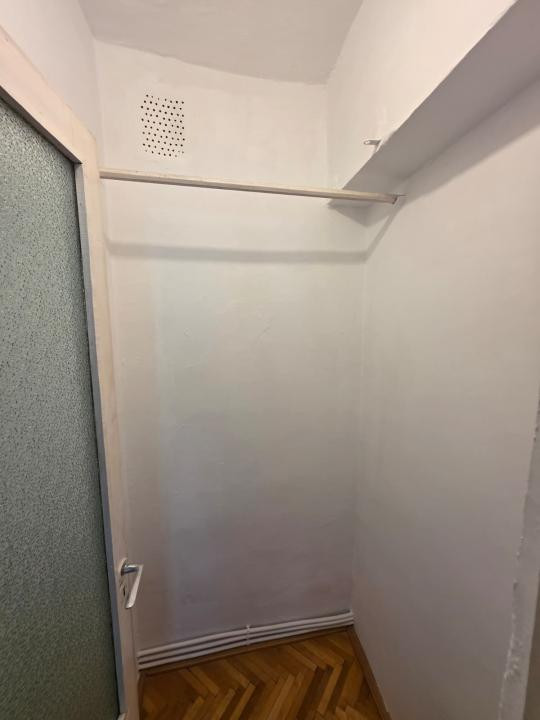 Apartament cu 2 camere, suprafata utila 60 mp., etajul 2, zona ultracentrala.