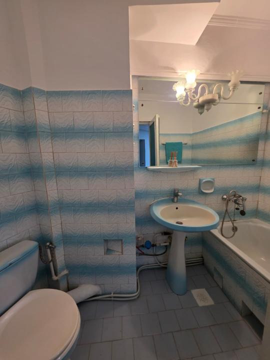 Apartament cu 2 camere, suprafata utila 60 mp., etajul 2, zona ultracentrala.